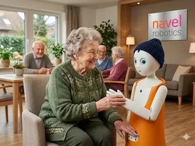 Ältere Frau sitzt im Pflegeheim und hält die Hand eines kleinen humanoiden Roboters; im Hintergrund weitere Bewohner an Tischen.